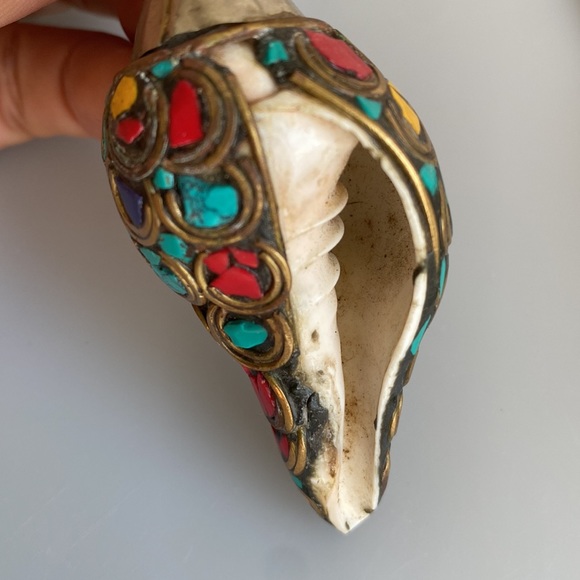 Shell horn necklace with adjustable drawstring.